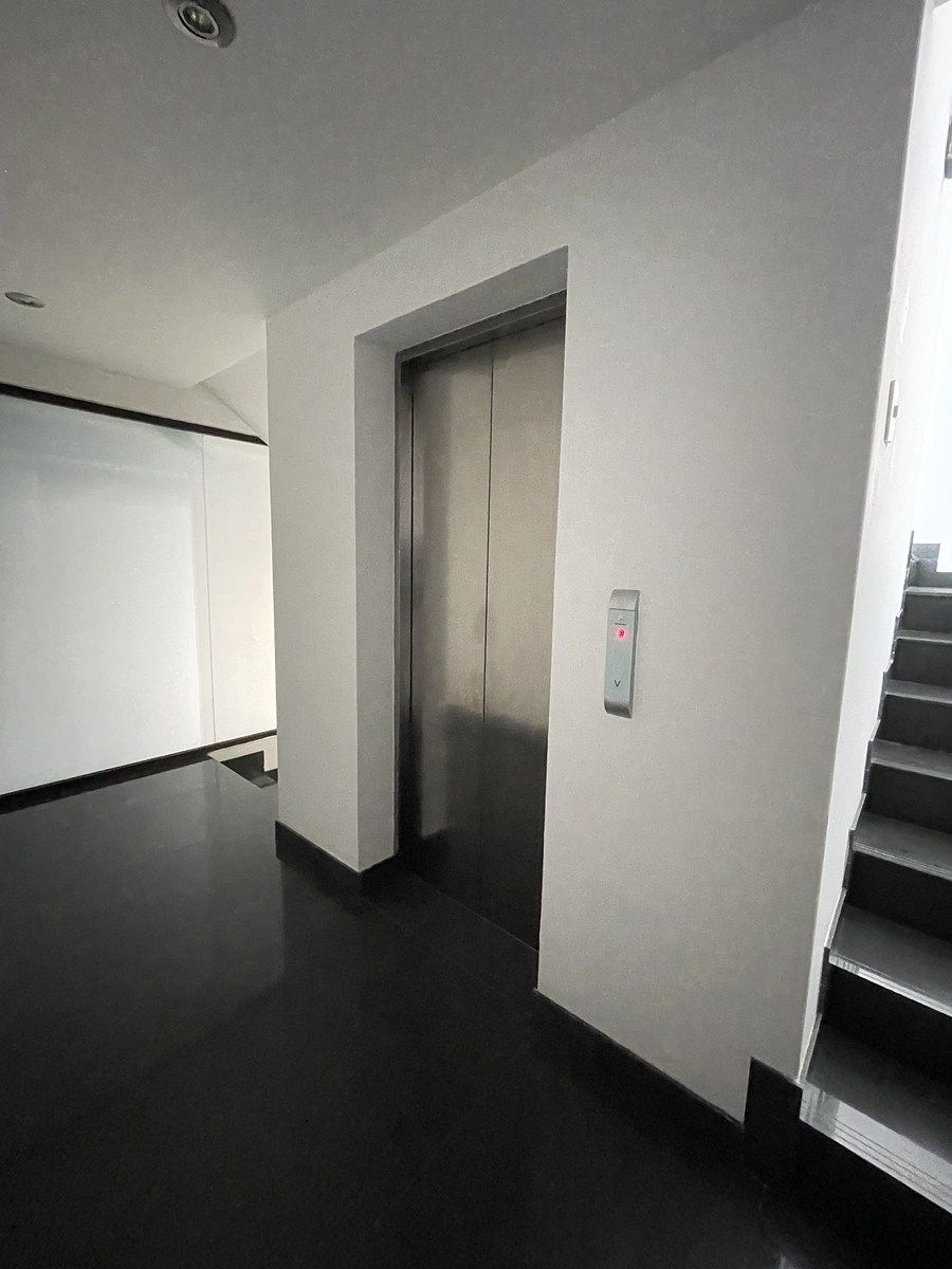 38 de 49: Elevador y escaleras de emergencia