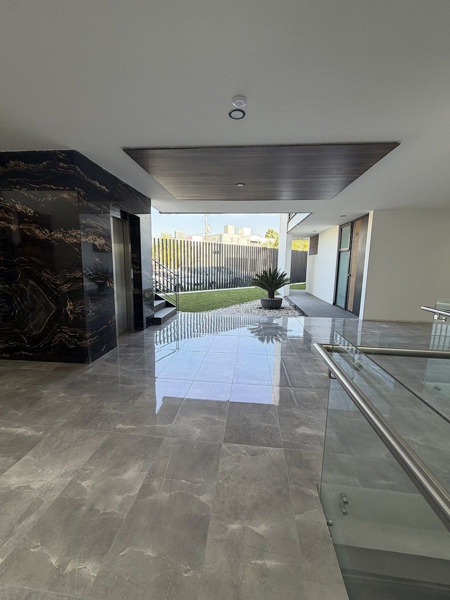 1 de 16: Recibidor con elevador