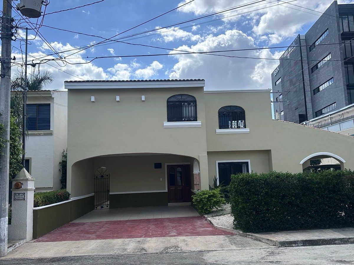 1 de 12: Fachada principal