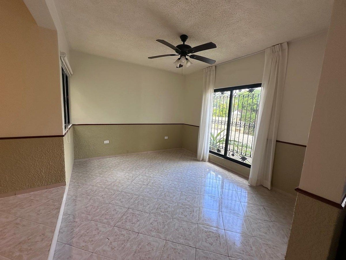 5 de 20: Pasillo principal / Livingroom