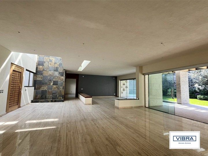 2 of 47: Vestíbulo con muro llorón y estancia