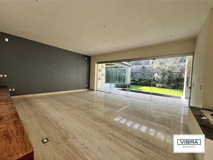 3 of 47: Sala con salida al jardín