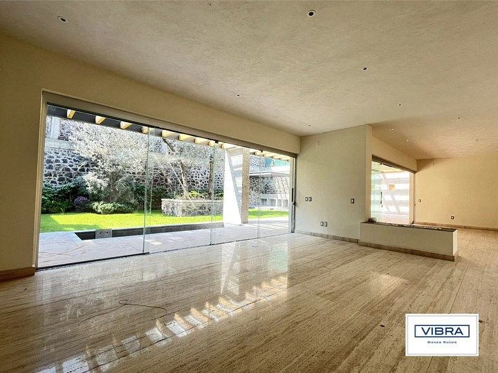 4 of 47: Sala con vista al espejo de agua