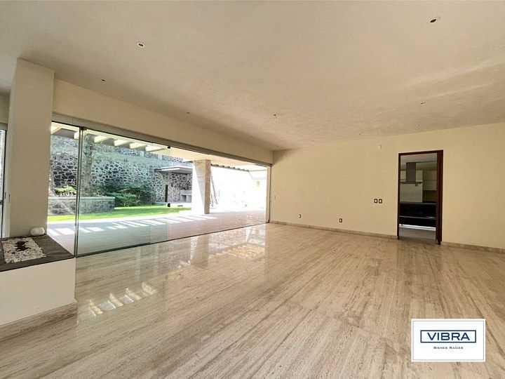 5 of 47: Chimenea de gas y Comedor con salida al jardín