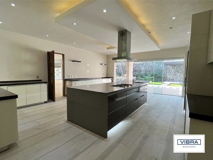 6 of 47: Cocina industrial con salida a la terraza techada