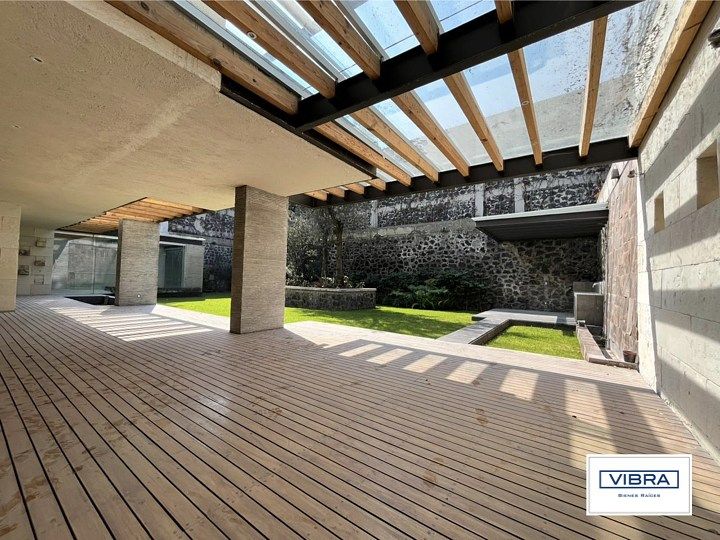 9 of 47: Terraza techada de 100 m2