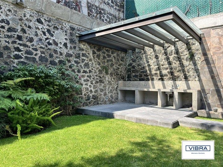 11 of 47: Asador con pérgola