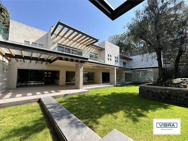 12 of 47: jardín con terraza techada