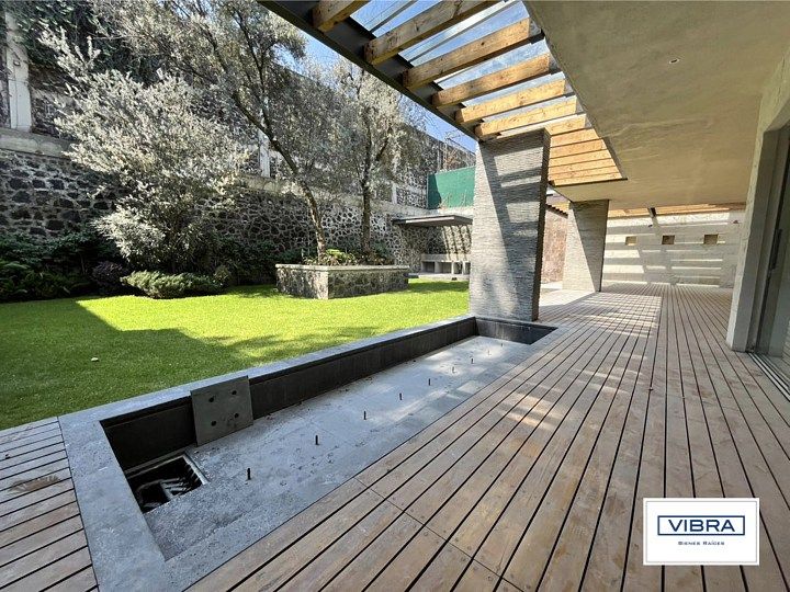 13 of 47: Deck con espeko de agua