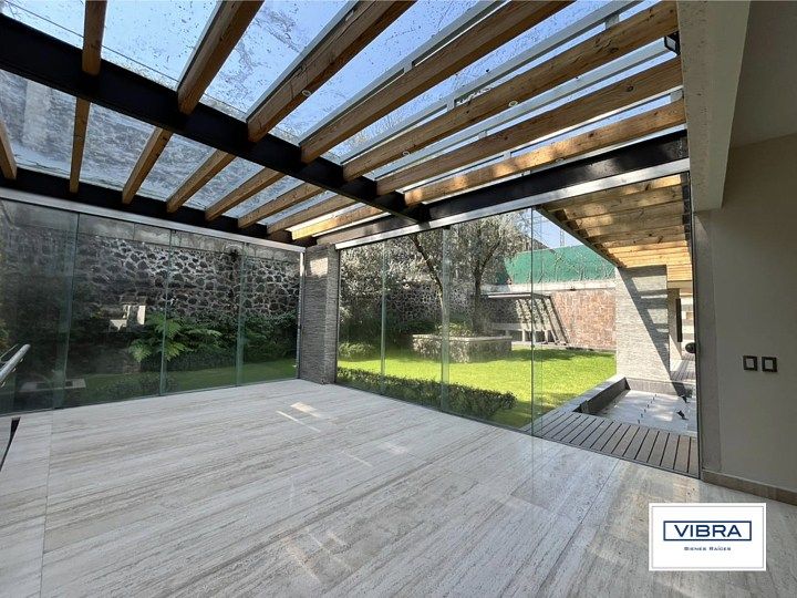 14 of 47: Salón de eventos con ventanal de piso a techo