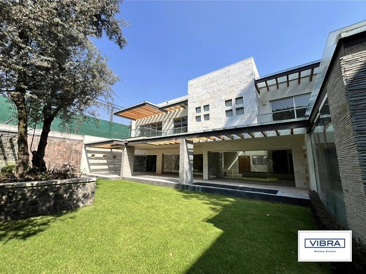 16 of 47: Vista desde el jardín