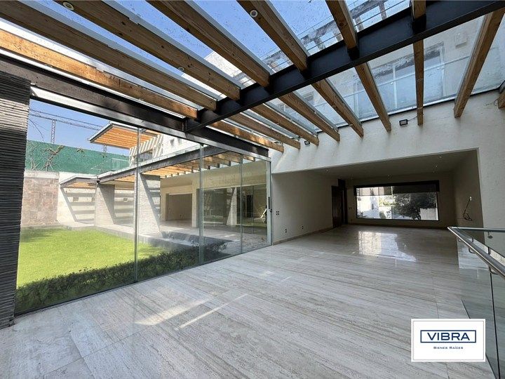 17 of 47: salón de eventos / salón de juegos con salida al jardín