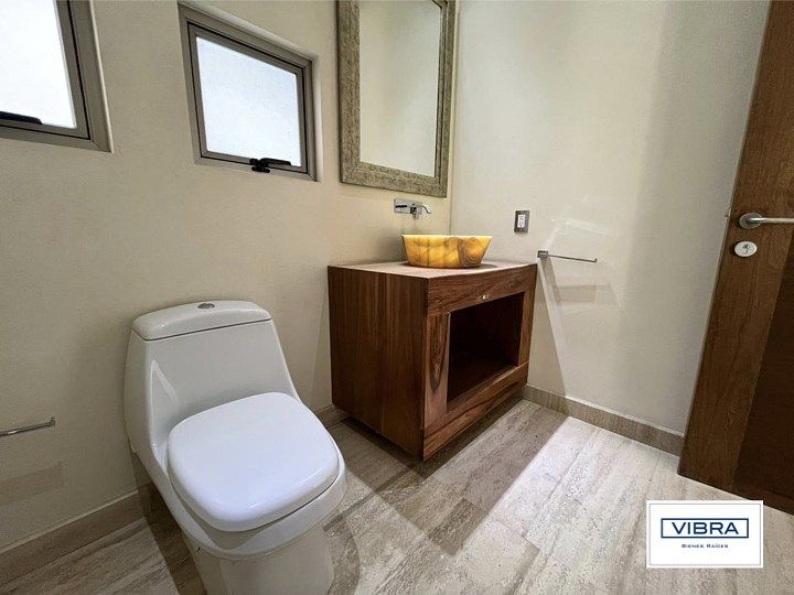 19 of 47: Baño de visitas