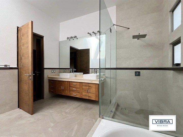 27 of 47: Baño prinario con doble lavabo