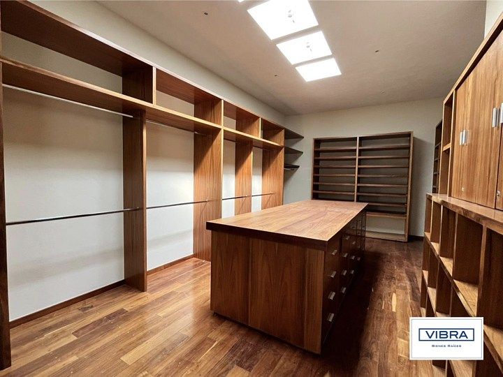 26 of 47: Vestidor de recámara primaria