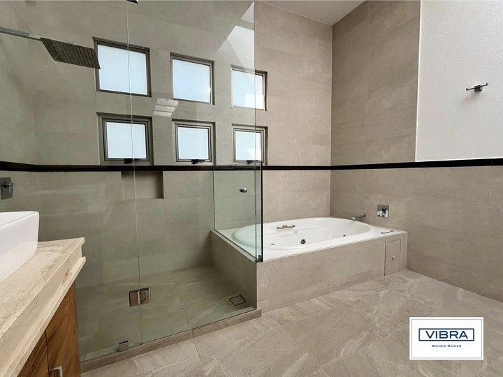 28 of 47: Baño principal con tina