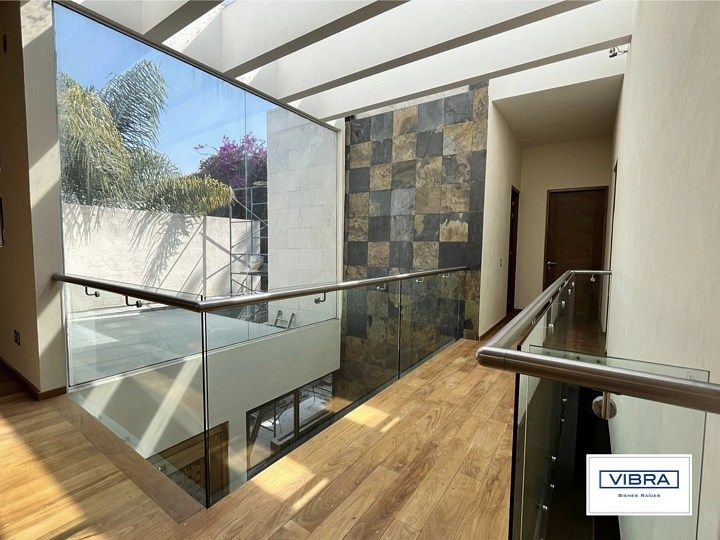 31 of 47: Techo a doble altura y pasillo /hall a recámaras