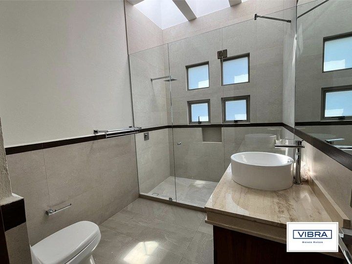 37 of 47: Baño completo de rec. secundaria