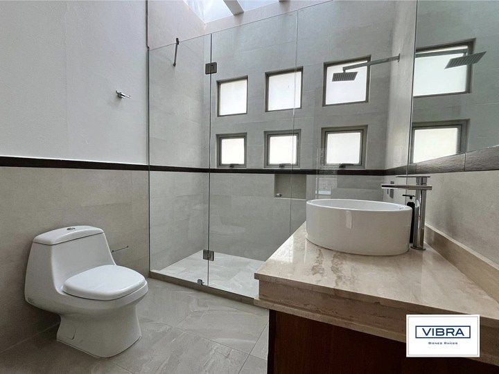 46 of 47: Baño completo