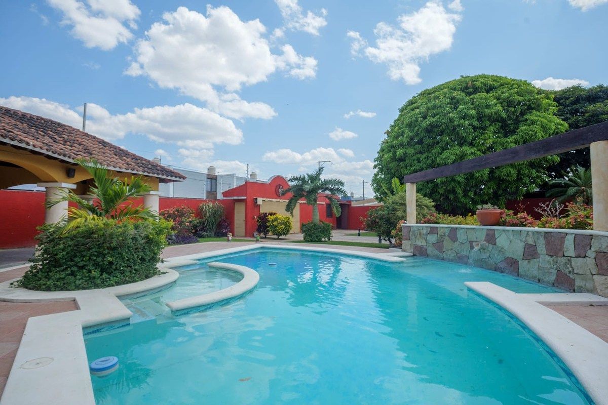 Residencia con alberca en amplio terreno al norte de Mérida Yucatán