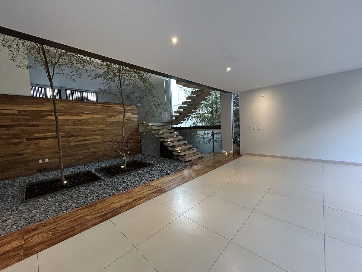 12 de 39: Sala comedor vista a area central decorativa