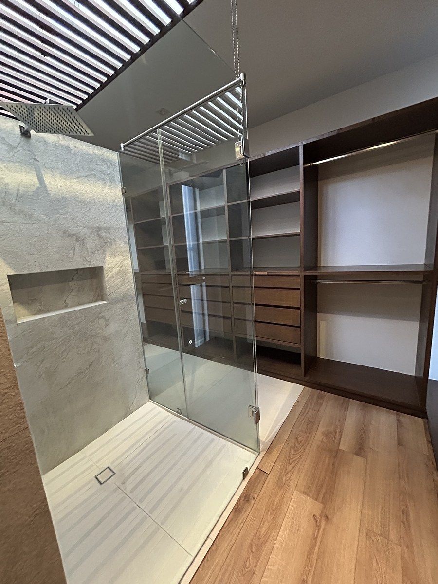 14 de 17: Regadera y vestidor principal