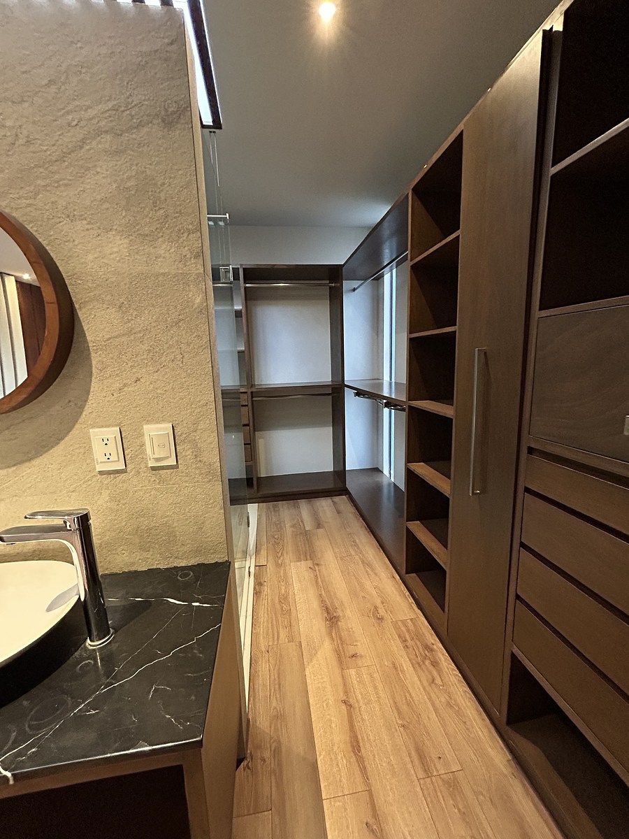 36 de 47: Vestidor principal