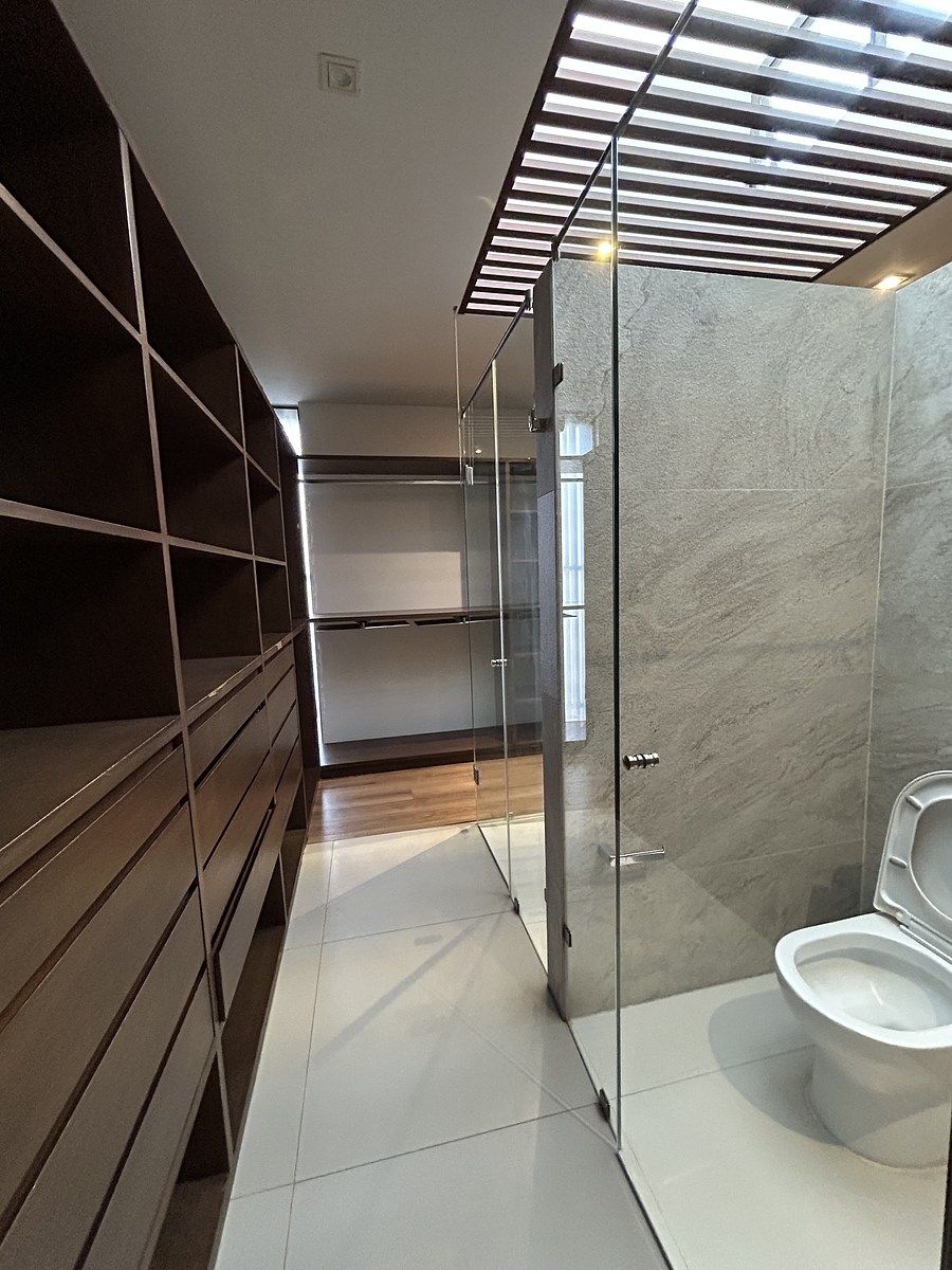 35 de 47: Baño y vestidor principal