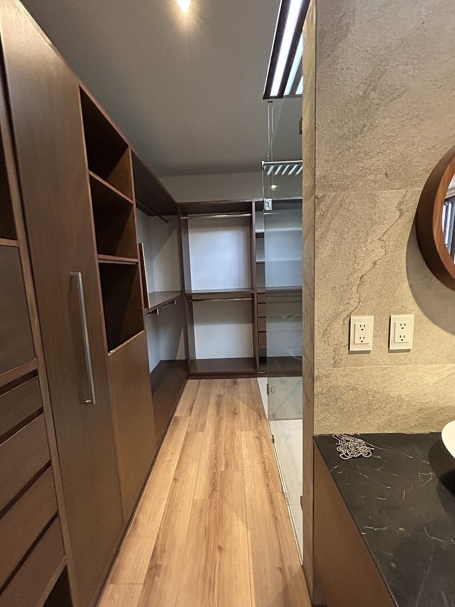 13 de 17: Vestidor principal