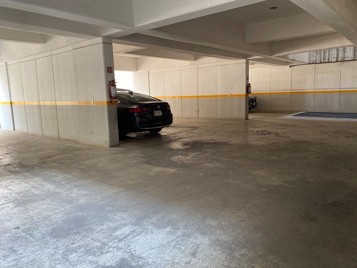 27 of 31: Estacionamiento