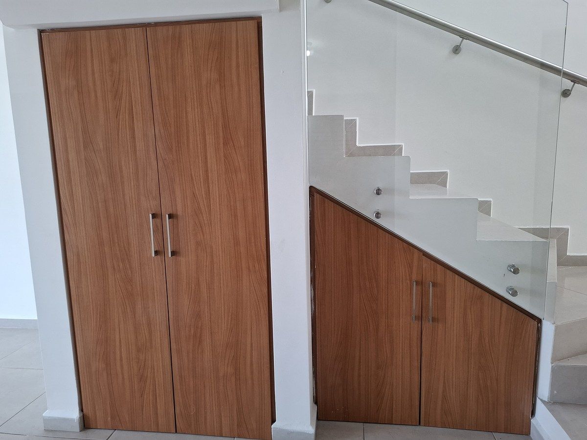 8 de 19: Escalera y areas de Almacenaje