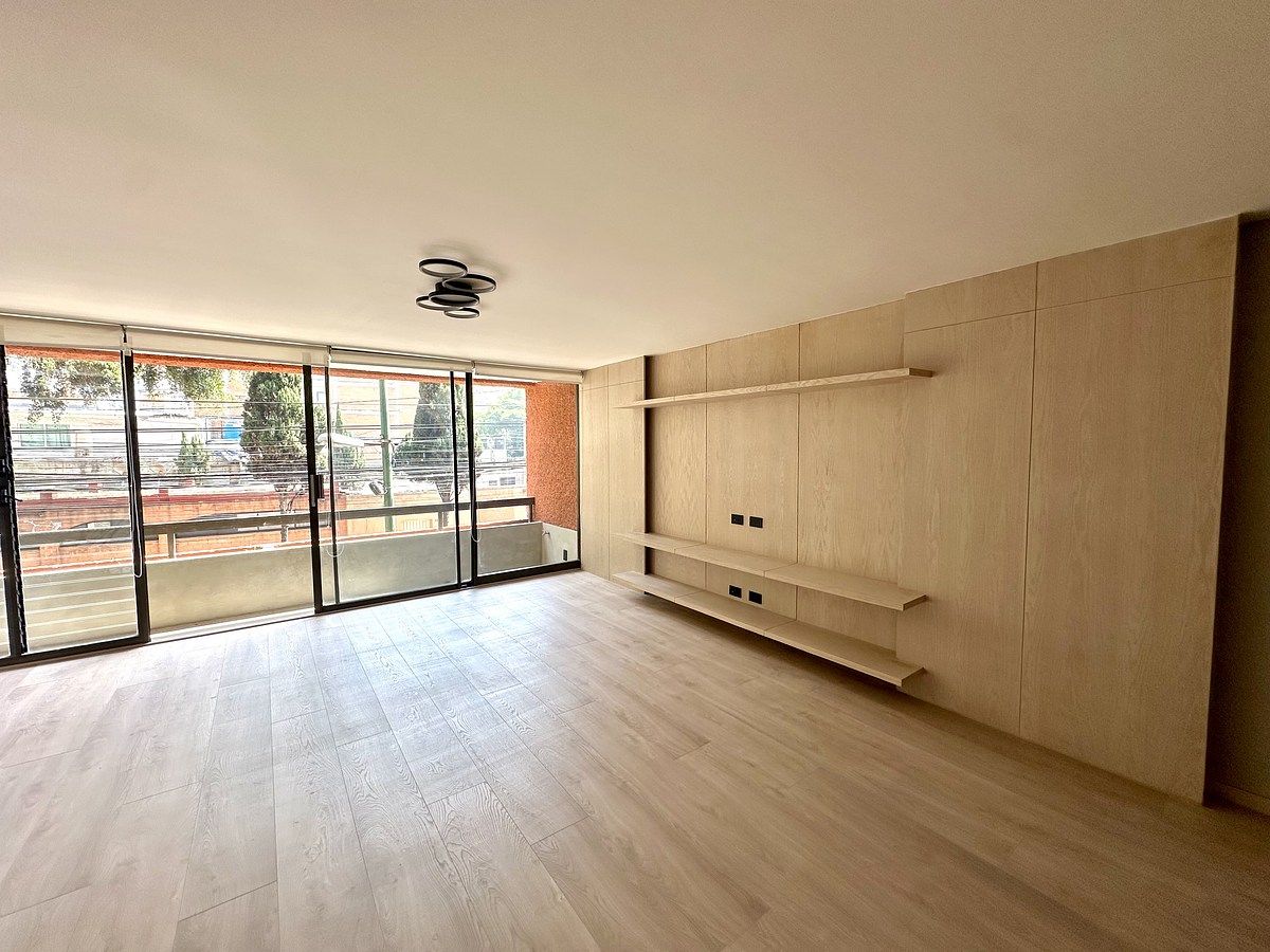 2 of 23: SALA CON SALIDA A BALCON