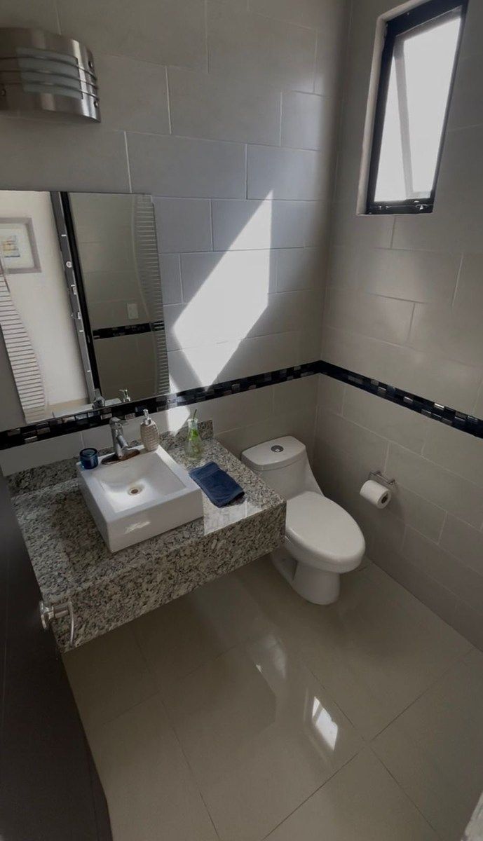 10 of 17: BAÑO DE VISITAS