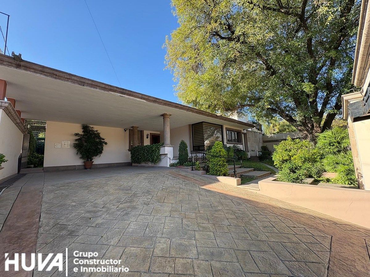 3 de 12: Cochera y Entrada Ppal