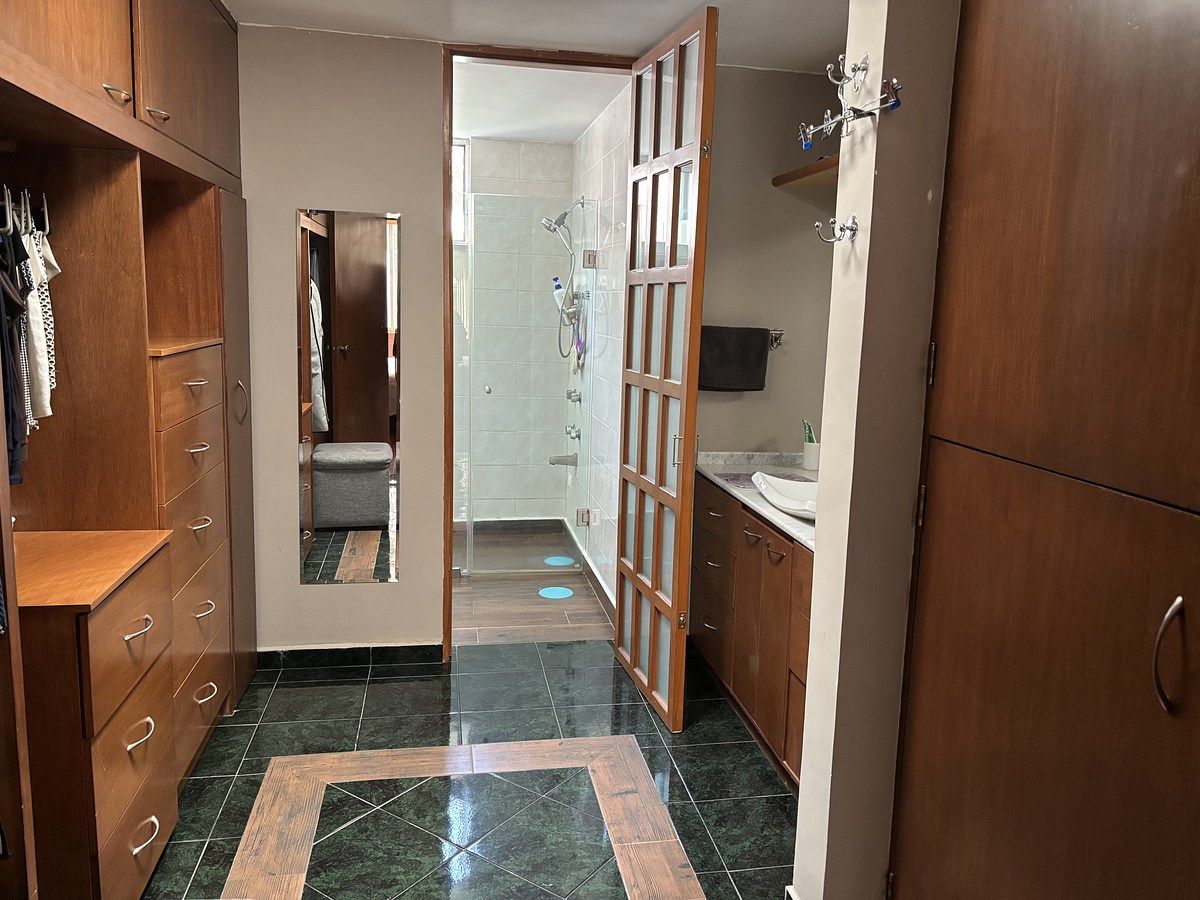 28 de 34: VESTIDOR RECÁMARA PRINCIPAL