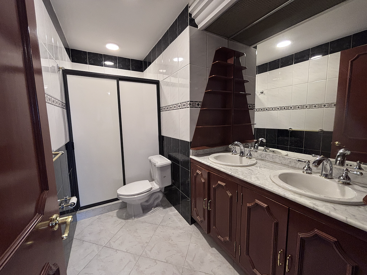 17 de 31: baño cuarto principal