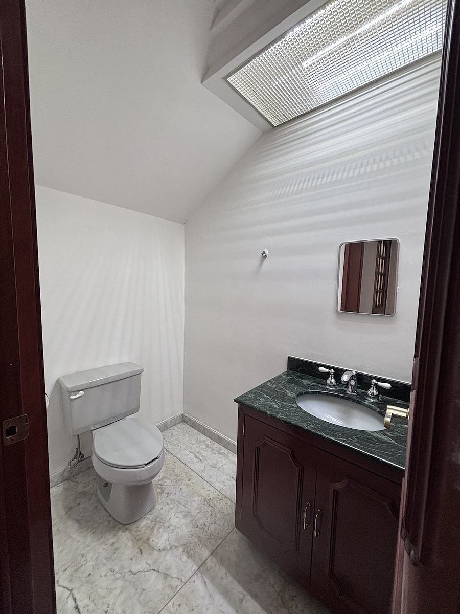 3 de 32: baño de visitas