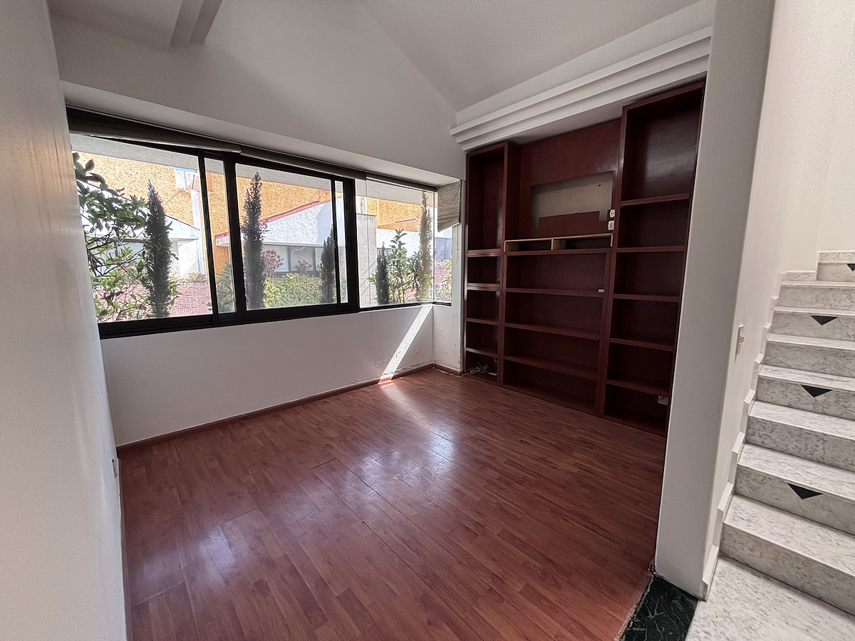 9 of 34: estudio ó Family room