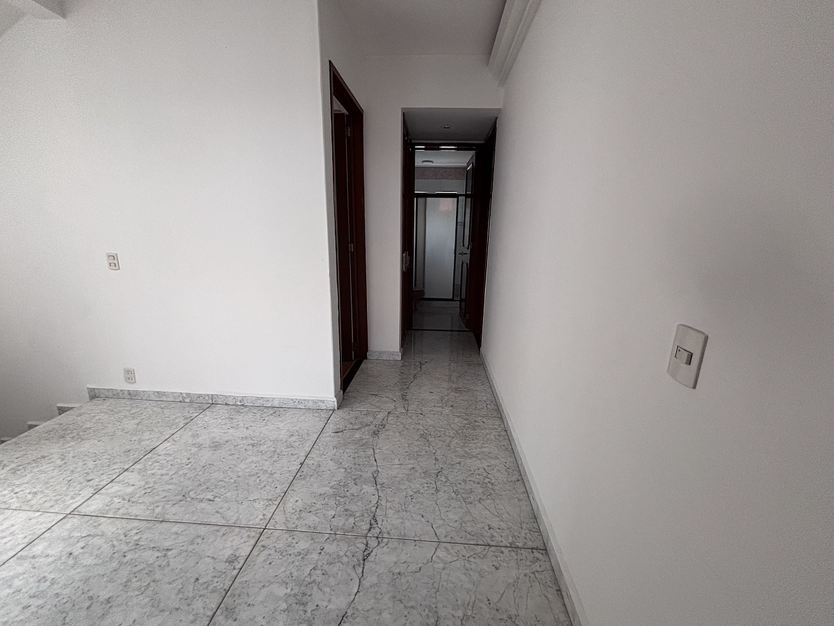 14 of 34: hall a cuartos secundarios