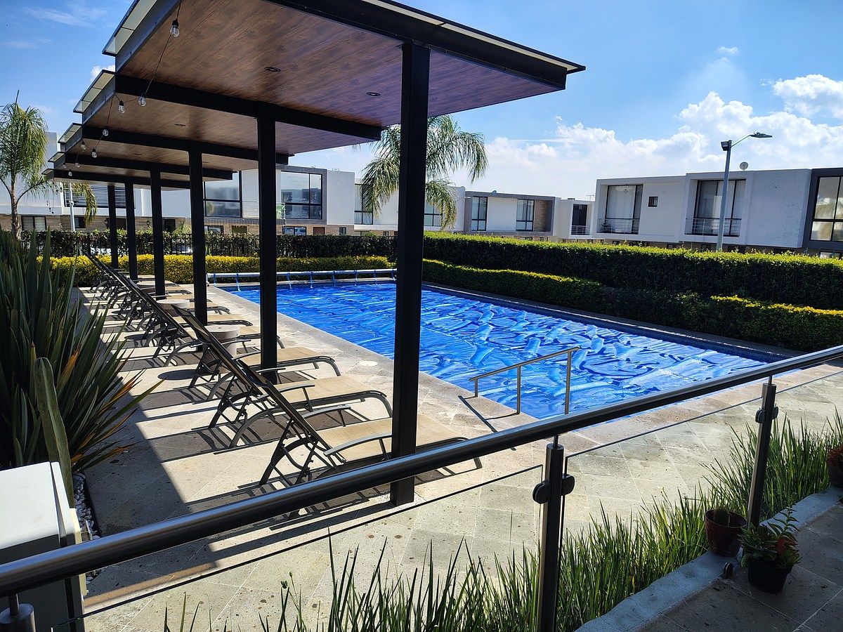 4 of 21: Alberca uso común