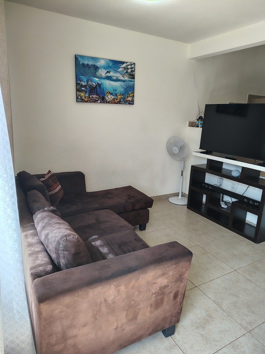 6 of 21: Sala de TV, planta baja