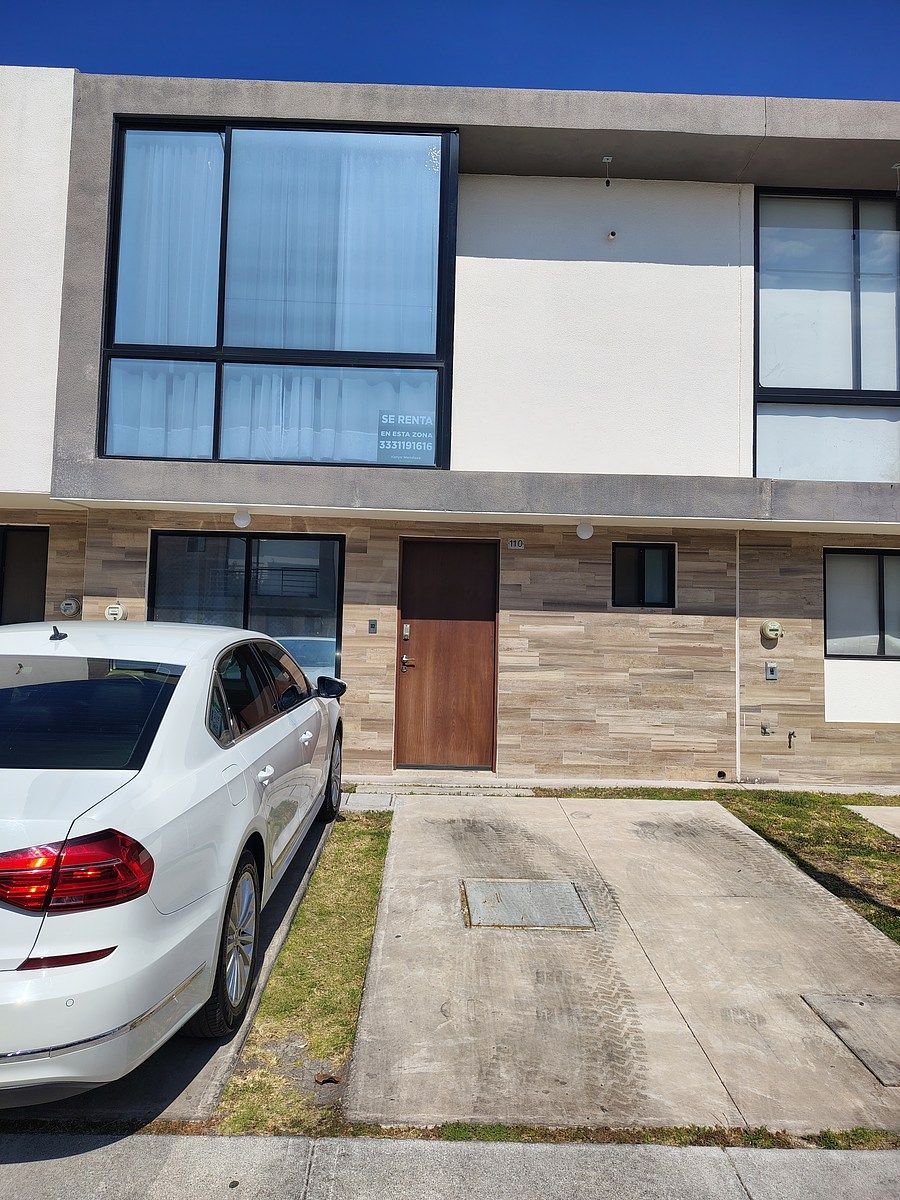 7 of 21: Frente, estacionamientos