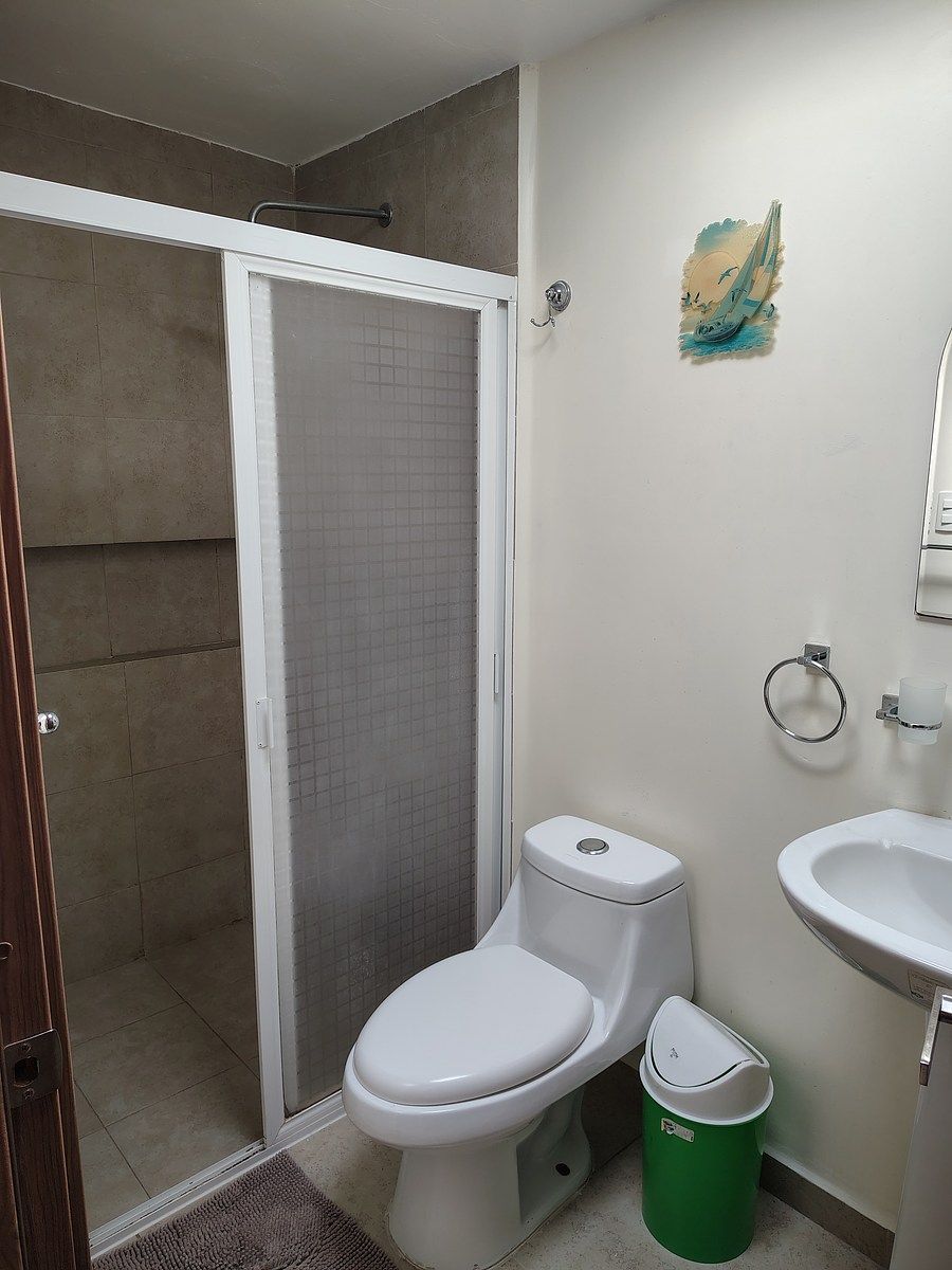 15 of 21: Baño principal