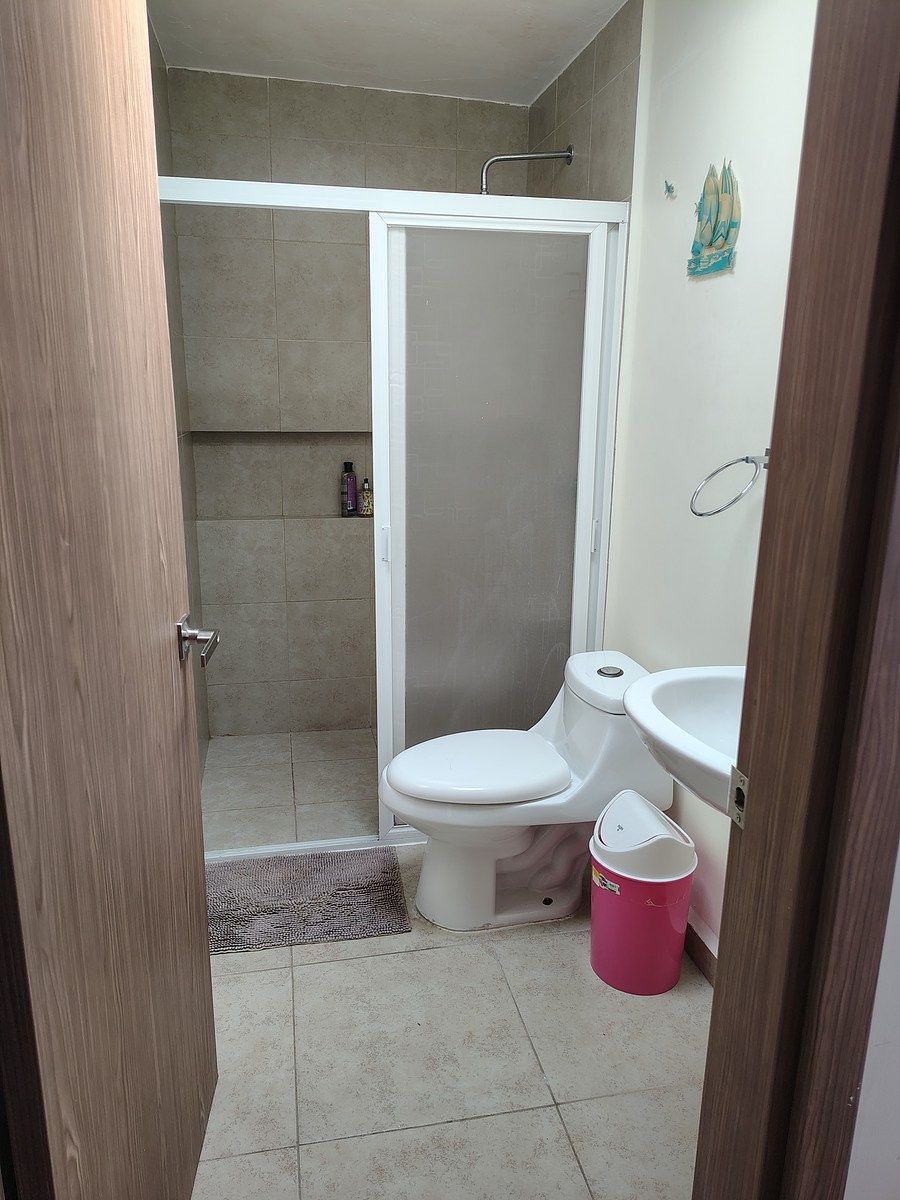 17 of 21: Baño compartido