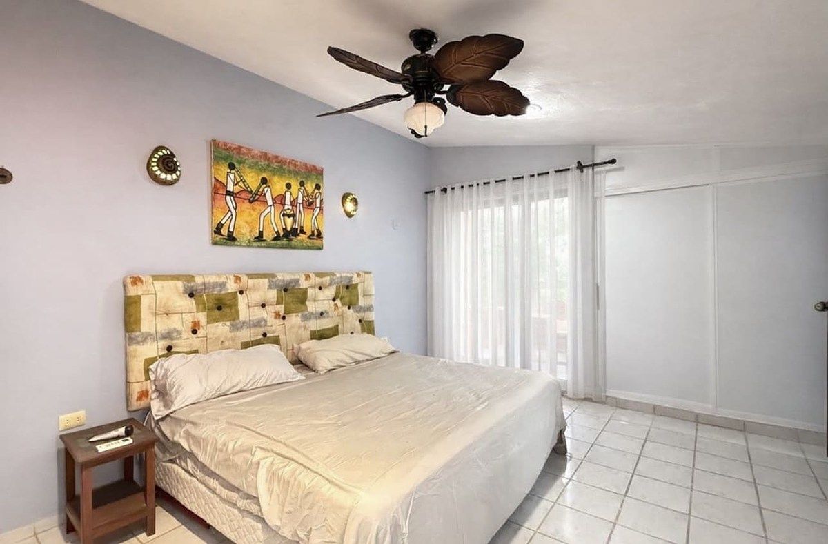 15 de 24: Habitación principal con vista al mar y acceso a la terraza