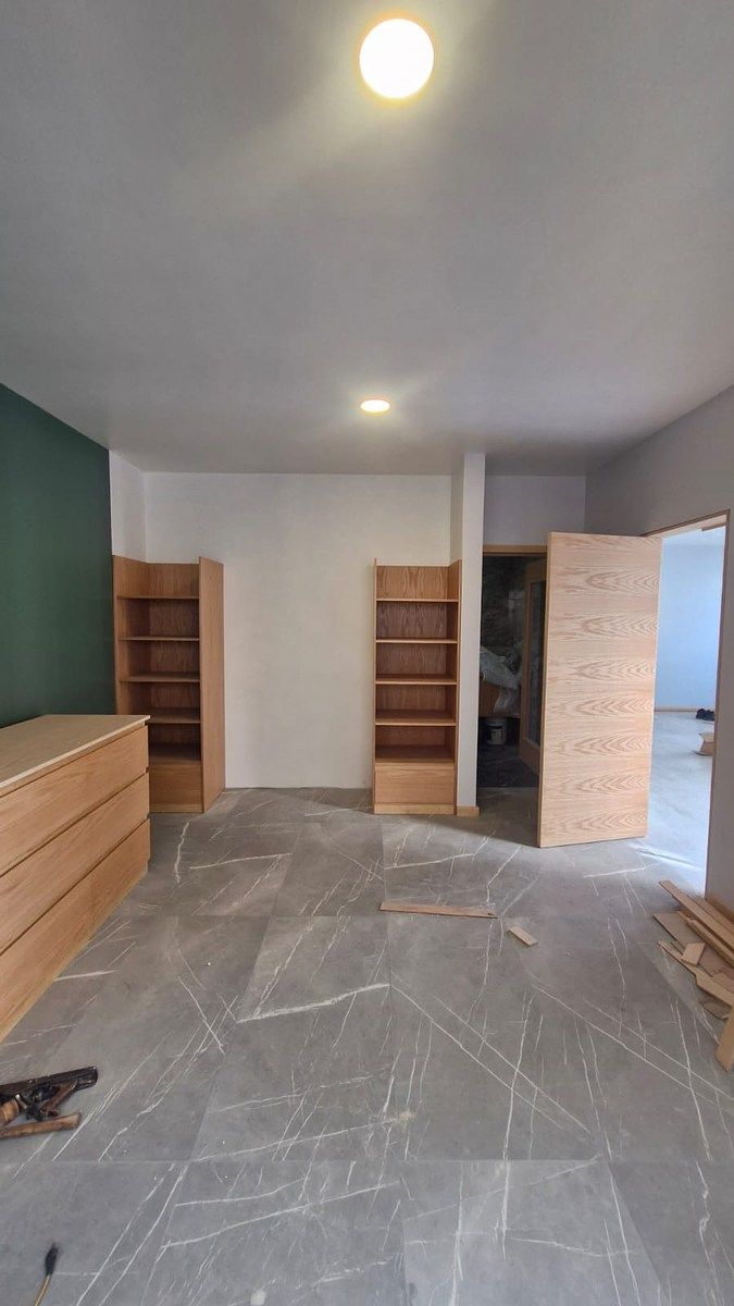 5 of 19: Habitación principal con baño completo