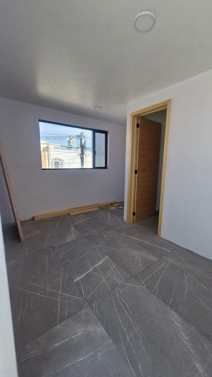 8 of 19: Habitación en planta alta con baño completo