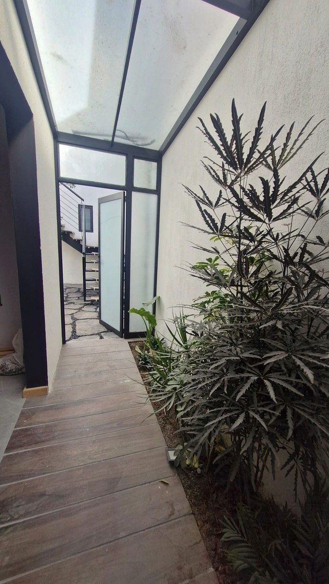 10 of 19: Pasillo lateral desde habitación principal