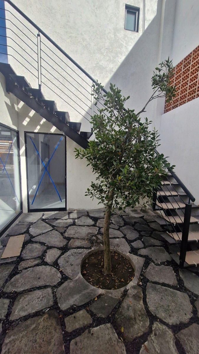 14 of 19: Patio lateral