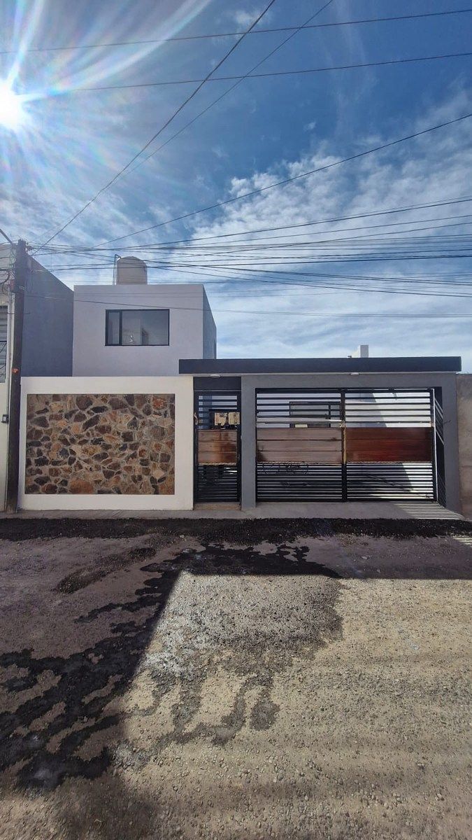 1 of 19: Acceso con portón